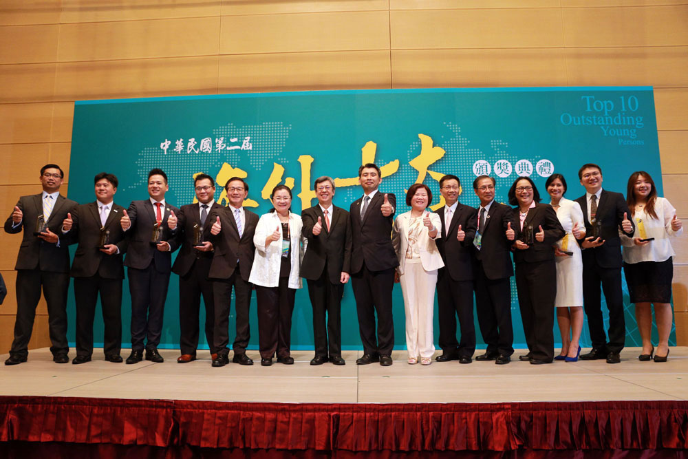 第2屆海外十大傑出青年與副總統合照